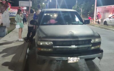 Conductora no respeta carril y deja dos lesionados