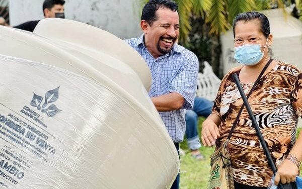 ¡Sorprendente! Regidor Quinto Juan Gómez Revoluciona Tuxpan con Apoyos Tecnológicos para el Bien Común
