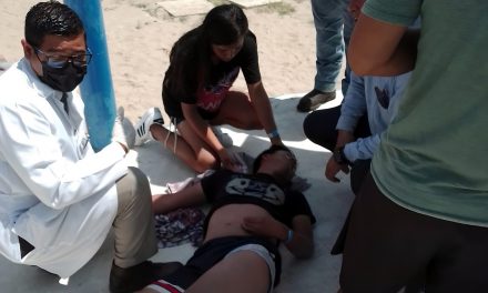 Menor es auxiliado tras sufrir convulsiones en una alberca en la playa