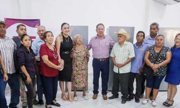 Ayuntamiento y DIF Tuxpan entregaron tinacos, cocinas ecológicas, refrigeradores y paquetes de láminas, a 140 familias de colonias y comunidades