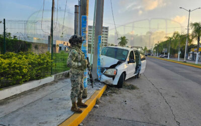 Camioneta a exceso de velocidad choca contra poste de CFE causando daños materiales significativos