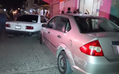 Automóvil con falla mecánica choca contra vehículo estacionado, una mujer resulta herida