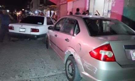Automóvil con falla mecánica choca contra vehículo estacionado, una mujer resulta herida