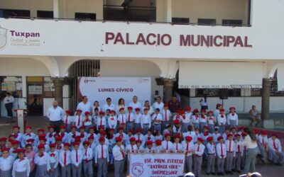 Gobierno de Tuxpan realiza primer “Lunes Cívico” del nuevo ciclo escolar