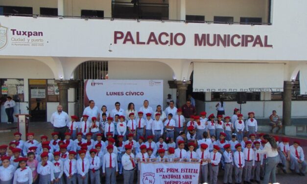 Gobierno de Tuxpan realiza primer “Lunes Cívico” del nuevo ciclo escolar