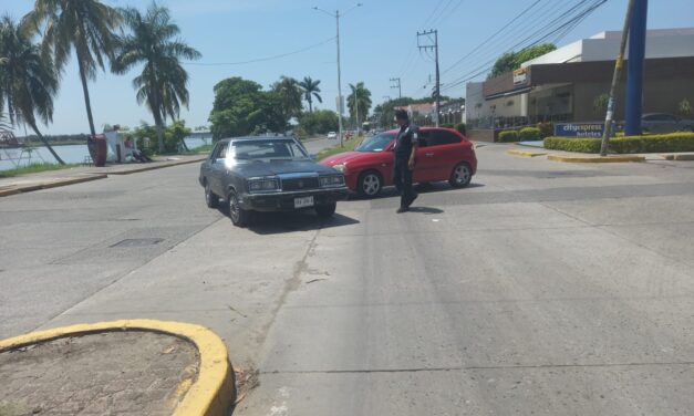 Sin heridos, pero ASUSTADOS: Chocan en el Bulevar Independencia