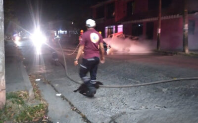 Triciclo de Venta de Elotes se Incendia Tras Caída en Bache