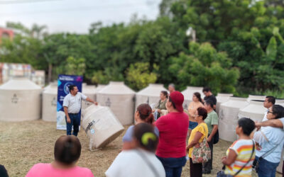 Regidor Juan Gómez Entrega Tinacos en Lucha Contra el Desabasto de Agua en Tuxpan