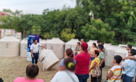 Regidor Juan Gómez Entrega Tinacos en Lucha Contra el Desabasto de Agua en Tuxpan