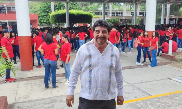 El Regidor Séptimo, Luis Demetrio López Marín, Celebra el Grito de Independencia en la Escuela Secundaria Técnica No. 76