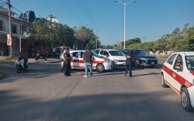 Taxista provoca aparatoso choque al no respetar señal de alto