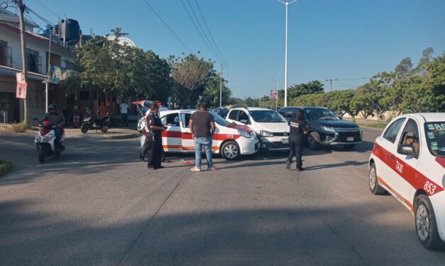 Taxista provoca aparatoso choque al no respetar señal de alto