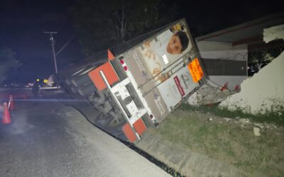 Caja de Tráiler de Harinera Anáhuac se Desprende y Cae en la Base Naval de Tuxpan
