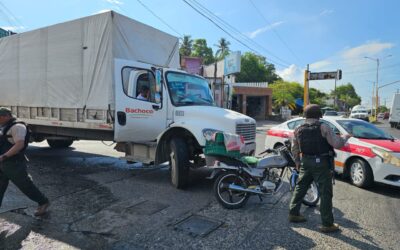 Motociclista resulta herido tras colisión con camión de Bachoco en las Américas