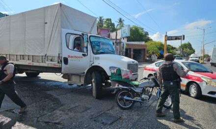 Motociclista resulta herido tras colisión con camión de Bachoco en las Américas