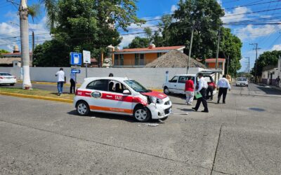 Accidente en Bulevar Deja a Pasajera de Taxi Herida