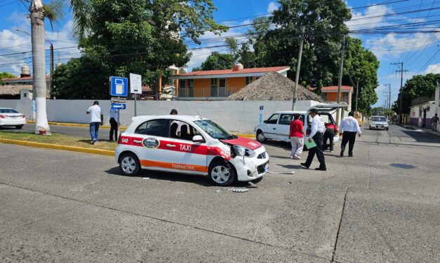 Accidente en Bulevar Deja a Pasajera de Taxi Herida
