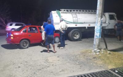 Se echa de REVERSA y choca