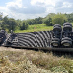 Tráiler vuelca en la autopista Tuxpan-Tampico tras conductor quedarse dormido al volante