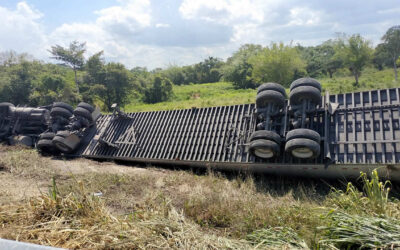 Tráiler vuelca en la autopista Tuxpan-Tampico tras conductor quedarse dormido al volante