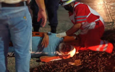 Anciano sufre aparatoso accidente al caer de cabeza en plena vía pública