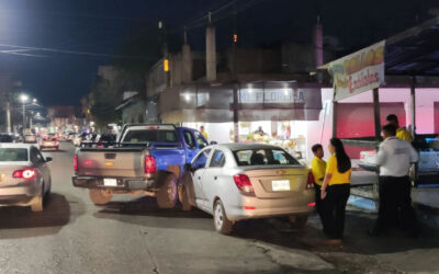 Chamaca choca con una camioneta al echar de reversa en la González Ortega