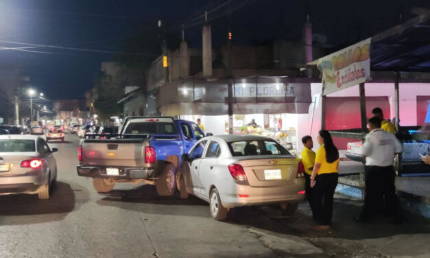 Chamaca choca con una camioneta al echar de reversa en la González Ortega