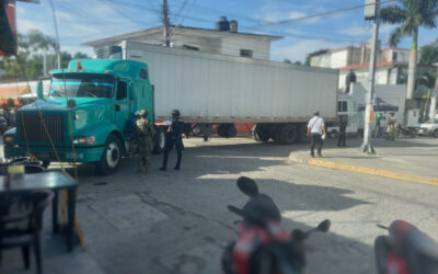 Trailer impacta a vehículo de Total Play: una persona resulta herida