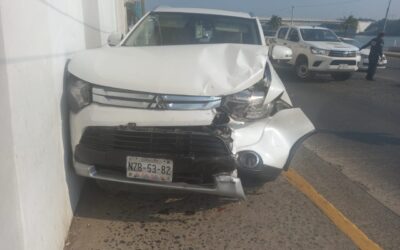 Aparatoso choque en el bulevar de Tuxpan deja daños materiales y un herido
