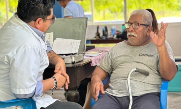 Habitantes de Chiconcoa beneficiados con Jornada de Salud Visual