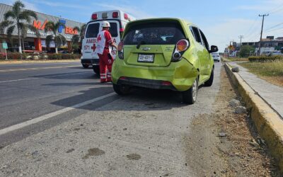 Mujer Lesionada en Aparatoso Accidente por Distraerse al Volante
