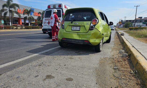 Mujer Lesionada en Aparatoso Accidente por Distraerse al Volante