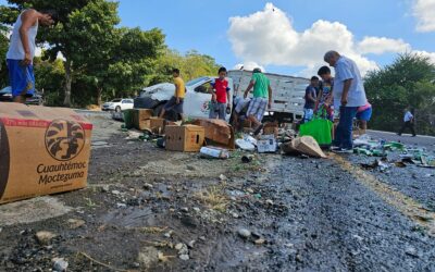 Vuelca camioneta cargada con cervezas en la autopista México-Tuxpan, sin heridos graves