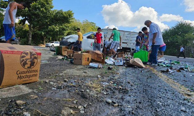 Vuelca camioneta cargada con cervezas en la autopista México-Tuxpan, sin heridos graves