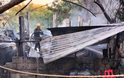 Arde humilde vivienda frente a la base de bomberos en Tuxpan