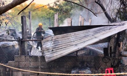 Arde humilde vivienda frente a la base de bomberos en Tuxpan
