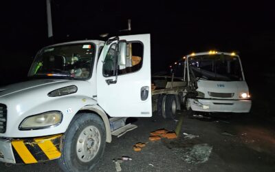 Camión de Transporte de Personal se Estrella Contra Camión Materialista
