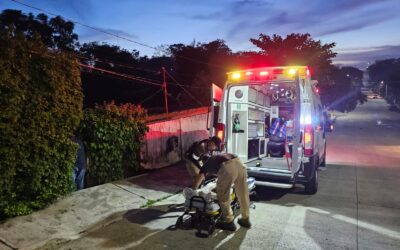 Anciano hospitalizado tras sufrir caída en la Ochoa