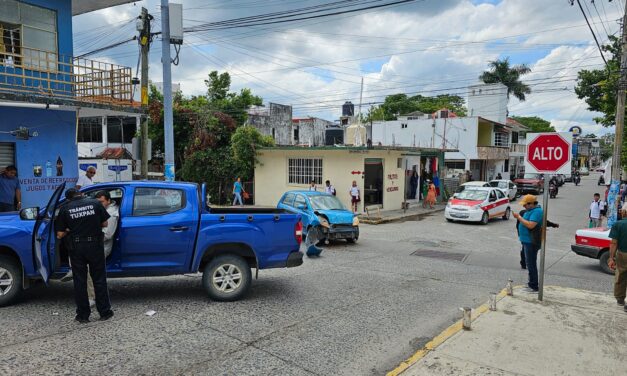 Aparatoso choque en la Rosa María deja únicamente daños materiales