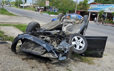 Empleado del Ayuntamiento de Álamo DESTROZA su CIVIC entrando a TUXPAN