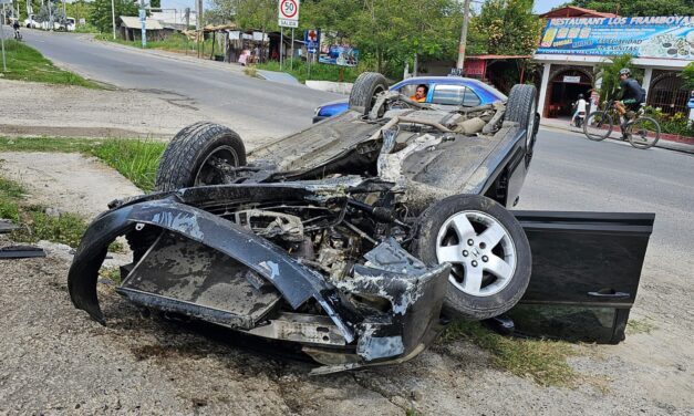 Empleado del Ayuntamiento de Álamo DESTROZA su CIVIC entrando a TUXPAN