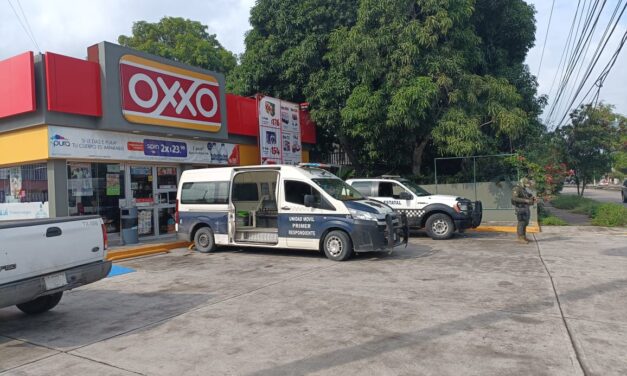 Asaltante a mano armada ataca OXXO y escapa impunemente -otra vez-