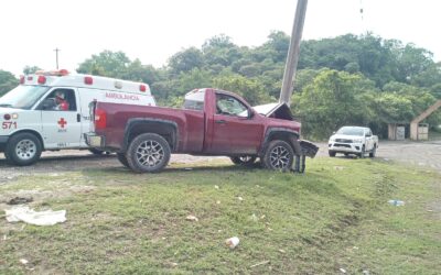 Camioneta se impacta contra poste de CFE