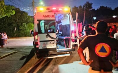 Mujer y su hija resultan lesionadas tras caer de motocicleta debido a la caída de una rama