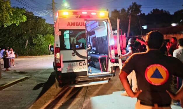 Mujer y su hija resultan lesionadas tras caer de motocicleta debido a la caída de una rama