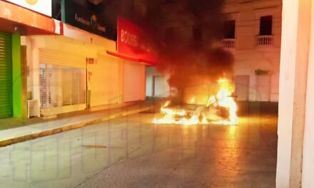 Corto Circuito en Taxi: Incidente en la Av. Juárez