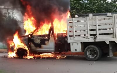 CAMIONETA SE CALCINA POR EL RIBEREÑO