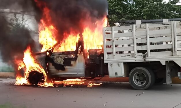 CAMIONETA SE CALCINA POR EL RIBEREÑO