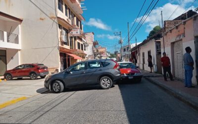 Choque en reversa deja cuantiosos daños materiales en Tuxpan