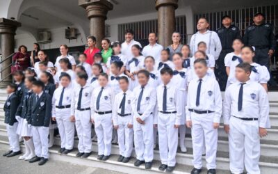 Colegio “Regina Núñez” participa en el Lunes Cívico